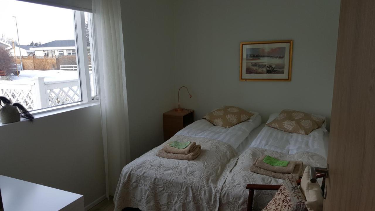 Hvita Husith, Kirkjubraut 48 Apartment Hofn Ngoại thất bức ảnh